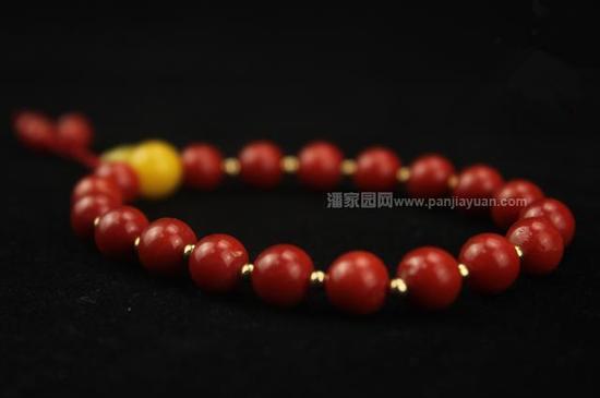 顏色比較單一都是紅色，沒有明顯的白芯，紋路較清晰，主要產于意大利南部沙丁尼亞島附近的地中海海域。