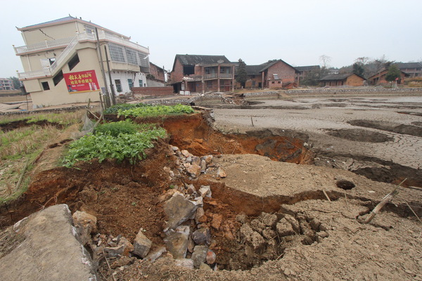 湖南邵陽現“天坑村” 河水斷流田地被吞房塌橋斷2