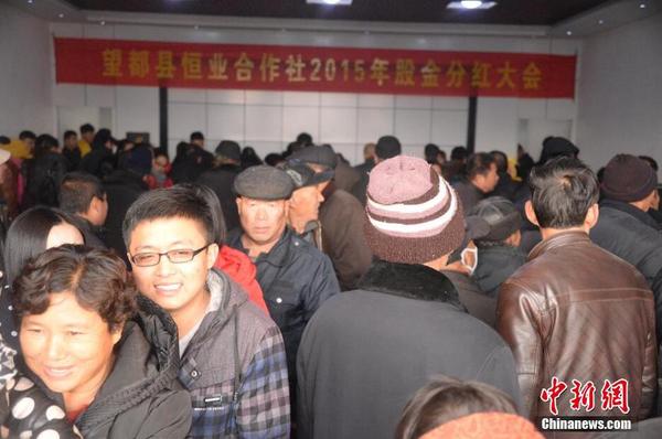 河北“土豪村”年底現金分紅千萬 村民領錢樂開懷4