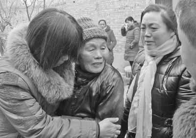 看見自己的侄女、侄兒，劉翠英老人悲喜交集。圖片來源：大河報