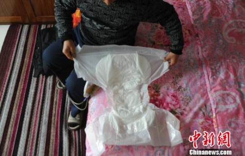 因為尿管會漏，申建軍（化名）需要時常帶著大號成人紙尿褲。　胡健　攝