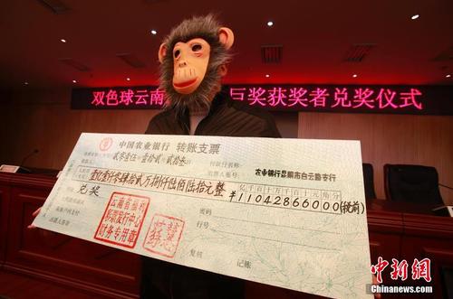 2015年12月23日，云南省昆明市，中午12時左右，位于昆明龍泉路上的云南省福利彩票發行中心迎來了云南彩市史上最大獎得主現場領取獎金，這位巨獎得主是一名老彩民，男性，來自云南昭通。云南昭通這次中出的1.1億巨獎是雙色球史上第20個億元獎，也是全國彩市的第31個。 圖片來源：視覺中國
