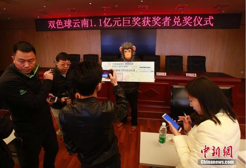 細心的彩民朋友不難發(fā)現(xiàn)，這14注超值一等獎的10注均出自云南昭通，由一位彩民獨攬。由于雙色球游戲正在進行6億元大派獎，一等獎中獎者將按注數(shù)均分派獎獎金，單注最高限額500萬元，再加上當期一等獎的獎金，該彩民狂攬獎金共計1.1億元！ 圖片來源：視覺中國