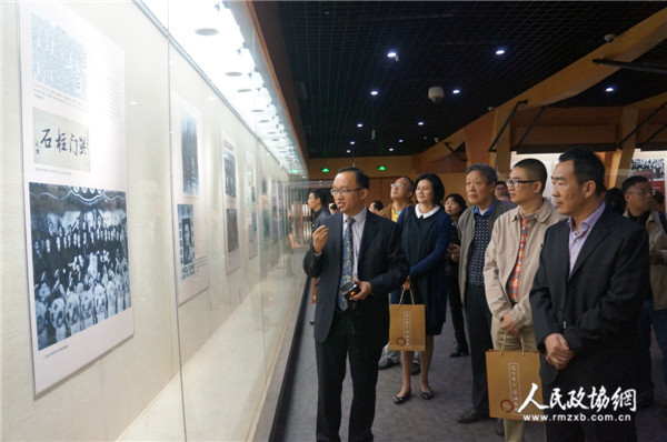 致公黨廣州市委專職副主委岳朝陽（左一）在為觀展嘉賓進行解說。_副本