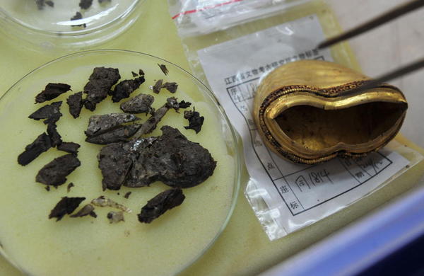 圖為馬蹄金內(nèi)部提取出疑似琉璃的物體。