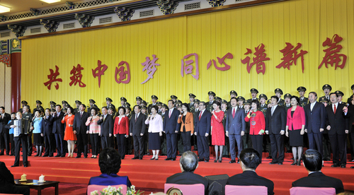 全國政協(xié)副主席、政協(xié)常委、委員合唱《我們走在大路上》1