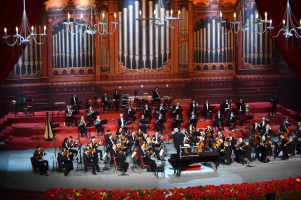 12月31日，藝術家們在新年音樂會上演奏。