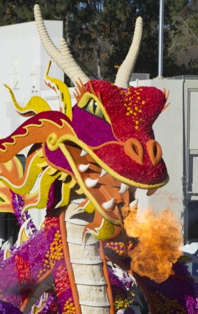中國(guó)龍花車(chē)在行進(jìn)中噴出火焰。
