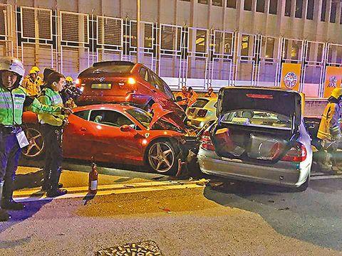 男子駕法拉利連撞四車 跑車失控導致8人受傷網友稱太彪了