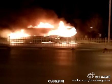 銀川公交車行進中突發(fā)火災(zāi) 14死32傷5