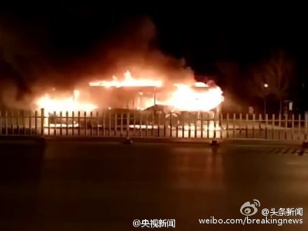 銀川公交車行進中突發(fā)火災(zāi) 14死32傷6