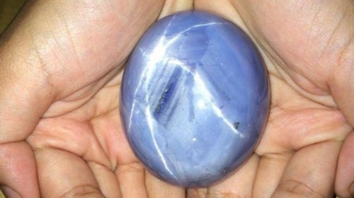 據(jù)BBC，斯里蘭卡寶石學(xué)會(huì)的成員在該國(guó)礦山中發(fā)現(xiàn)了重達(dá)1404.49克拉的藍(lán)星寶石，價(jià)值至少達(dá)1億美元。目前這顆寶石被起名為“亞當(dāng)之星”，據(jù)其所有人估計(jì)拍賣(mài)價(jià)格能夠達(dá)到1.75億美元。