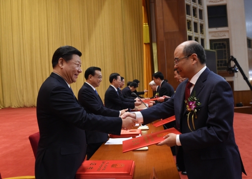 1月8日，2015年度國家科學(xué)技術(shù)獎勵大會在北京人民大會堂隆重舉行。習(xí)近平等黨和國家領(lǐng)導(dǎo)人向獲獎代表頒獎。