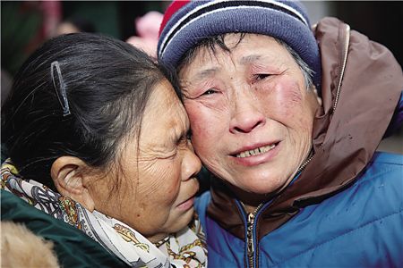 張步菊（左）和大姐張步群相認