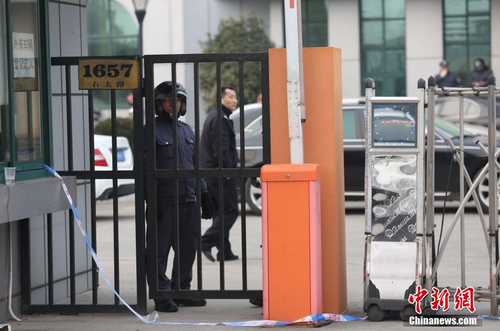 1月13日，上海市寶山區(qū)一機械廠發(fā)生爆炸，目前已造成4人死亡、2人受傷，具體事故原因正在進一步調查中。圖為事發(fā)廠房拉起警戒線。中新社記者 張亨偉 攝1