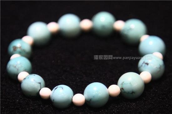 綠松石因其美麗的顏色和花紋深受古今中外人們的喜愛，隨著玉石市場的發展，綠松石的仿制品也躍躍欲試，開始蒙騙消費者，注膠是最常見的，而且只能靠專業儀器才能檢驗，其次就是用菱鎂礦染色，還有用樹脂仿制。