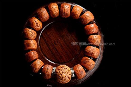 文玩圈中使用其他籽來冒充小鳳眼已經不是秘密了，鳳眼菩提的價格是尺寸越小的越貴，，而酸棗核尺寸小的很多，而且有些酸棗核價格稍微便宜一點，所以有些人把酸棗核冒充鳳眼賣。