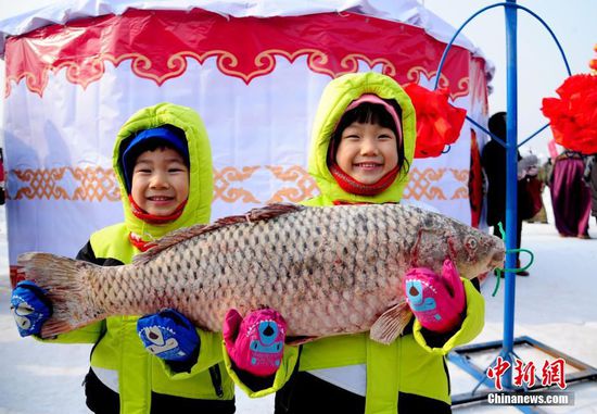2016年01月16日，遼寧省沈陽市，為期一個(gè)半月的第四屆遼寧康平臥龍湖大遼文化冬捕節(jié)在沈陽市康平縣臥龍湖開幕，期間舉行遼代祭祖儀式、祭湖醒網(wǎng)儀式、觀看北方傳統(tǒng)古法捕魚、品嘗魚頭湯、看雪雕、逛廟會(huì)等豐富多彩的系列活動(dòng)。臥龍湖位于沈陽北部，面積127.5平方公里，是遼寧省最大的平原淡水湖。當(dāng)?shù)氐拇筮|文化冬捕節(jié)已經(jīng)連續(xù)舉辦三屆，遼代元素貫穿整個(gè)冬捕活動(dòng)，成為遼寧北部地區(qū)獨(dú)具特色的冬季旅游品牌。視覺中國