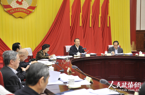 4一月十九日，政協(xié)第十二屆全國(guó)委員會(huì)第三十九次主席會(huì)議在北京主持召開。全國(guó)政協(xié)副主席杜青林主持會(huì)議。 本報(bào)記者姜貴東攝