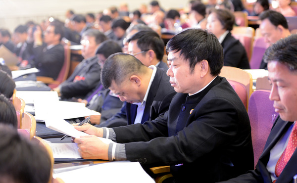 委員在開幕式現場聽取報告。 委員在開幕式現場聽取報告。