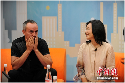 資料圖：2015年龔琳娜、老鑼做客<a target='_blank' href='http://www.chinanews.com/' >中新網</a>視頻訪談。<a target='_blank' href='http://www.chinanews.com/' >中新網</a>記者 李卿 攝