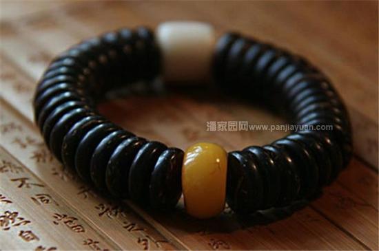 椰殼原料主要以海南椰殼為主。清代稱“木牙”、“椰蒂”、“滿貫”，盤佩椰殼佛珠，冬不涼手，夏不畏汗。 2015年年初，一條直徑8mm以上椰蒂108顆圓珠價格能達數(shù)千元，而且難求。在這之前，一條椰殼隔片價格也在幾十元左右。七八月份之后，椰殼價格開始下滑，椰蒂、椰殼圓珠開始大量出現(xiàn)，而且價格轉(zhuǎn)低。目前，一條椰殼隔片15元左右就可買到。8mm左右的椰殼108顆扁珠價格通常低于200元，椰蒂價格比之略高。9*9mm尺寸的椰蒂圓珠，價格也跌破2000。擁有一條正圓椰蒂手串，已經(jīng)不再是往昔的難求局面了。