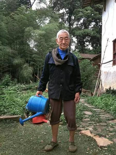 酷斃了!孫子給85歲爺爺拍了一組街拍照