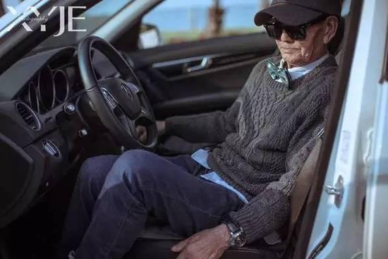 酷斃了!孫子給85歲爺爺拍了一組街拍照