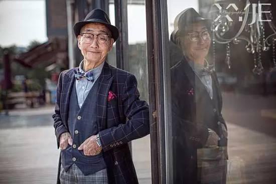 酷斃了!孫子給85歲爺爺拍了一組街拍照