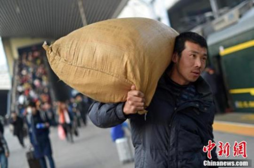 1月21日，山西太原火車站，返鄉學生在人潮中進站上車。<a target='_blank' href='http://www.chinanews.com/'>中新社</a>記者 武俊杰 攝