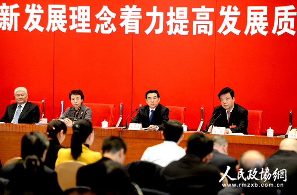 北京市市長王安順，政協(xié)主席吉林在座談會現(xiàn)場聽取委員發(fā)言