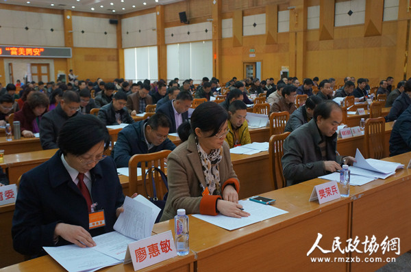 廈門市同安區政協委員在認真聽取和審議常委會工作報告。