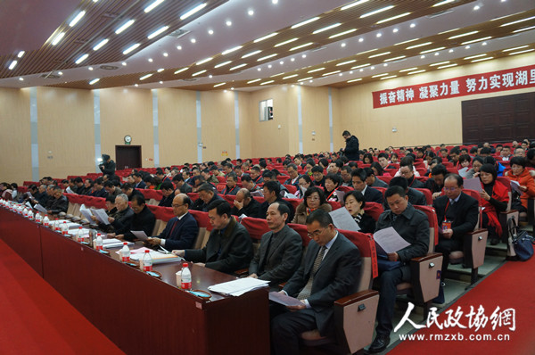 廈門市湖里區政協委員在認真聽取和審議常委會工作報告。