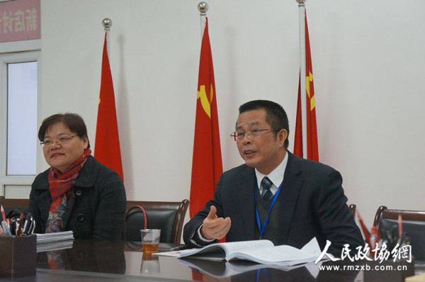 1月27日，在新店小組討論會(huì)上，廈門市翔安區(qū)政協(xié)主席林進(jìn)勝（右一）就法院加大執(zhí)行力度、檢察院進(jìn)行預(yù)防職務(wù)犯罪警示教育等問題，與委員們進(jìn)行深入交流。照寧 攝