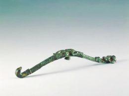 帶鉤長16.2cm，通體鎏金，用高浮雕手法呈現動物裝飾。帶鉤前端為鳥首鉤，后端裝飾猴紋，猴腿一立一彎曲，雙爪捧握食物。帶鉤正中飾有一只長耳臥兔，形態尤為生動。