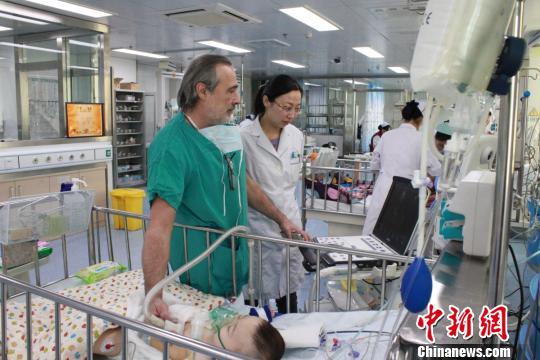 意大利醫學專家免費為中國患兒實施手術。　武文芳 攝