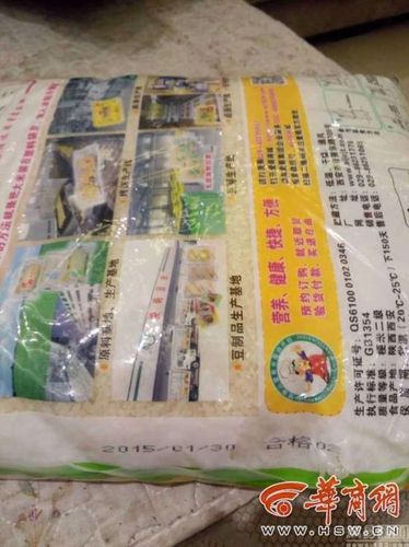 在蓮湖區(qū)大興新區(qū)做環(huán)衛(wèi)工的李賀(化名)遇到一件堵心事，前幾天陜西一家公司來(lái)獻(xiàn)愛心，慰問(wèn)環(huán)衛(wèi)工，給每位環(huán)衛(wèi)工發(fā)米面油。他把這些東西領(lǐng)回去后，卻意外地發(fā)現(xiàn)大米過(guò)期了。