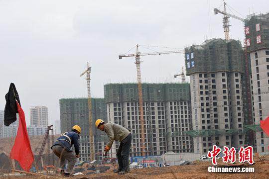 11月11日，山西太原，民工在一建筑工地作業(yè)。<a target='_blank' href='http://www.chinanews.com/'>中新社</a>記者 武俊杰 攝