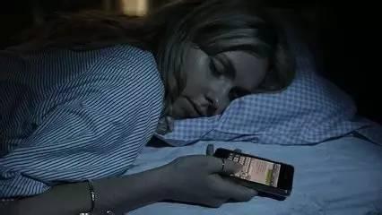 床上玩手機七大注意事項，不是嚇唬你！