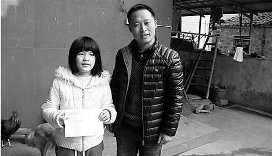 徐建新與楊思慧。盡管面對困難，徐校長仍然保持微笑，他希望教會學生要堅強樂觀。