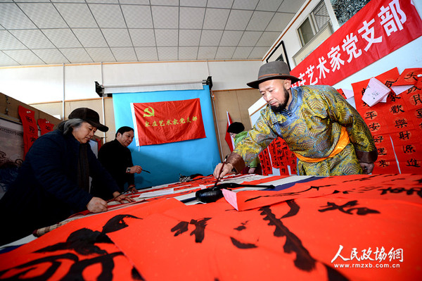北京宋莊藝術家黨支部書記巴特爾和藝術家們一起寫春聯送群眾。_副本