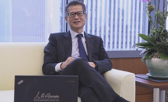香港發展局局長陳茂波接受人民網專訪（覃博雅、王子涵攝）