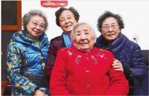12月11日，南京大屠殺幸存者戎瑞霞老人（右二）和她的三個女兒合影。 記者 趙持 攝 新聞前奏