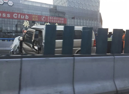 公交逆行撞面包車 20年駕齡老司機不聽售票員提醒