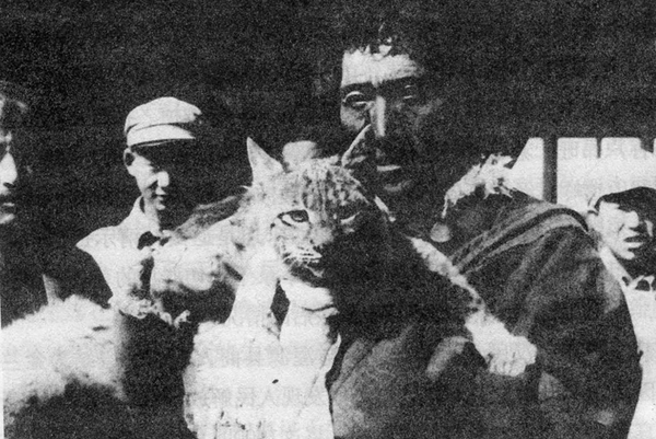 玉樹上層人士攜駿馬、猞猁、鹿茸等貴重物品到西寧獻給解放軍，促請解放軍早日解放玉樹。 （選自《解放青?！樊媰裕? suffix=