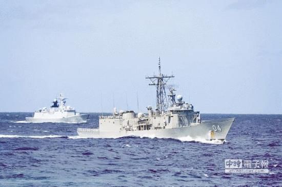 資料圖：1月1日，在澳洲以東海域，解放軍海軍益陽艦（左）和澳洲海軍達(dá)爾文號(hào)護(hù)衛(wèi)艦（右）在南太平洋舉行聯(lián)合演練。