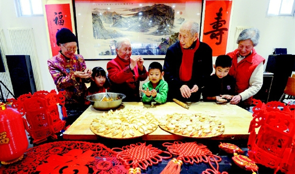 北京市第二實驗小學的孩子們來到豐臺區東鐵匠營街道光彩養老中心，和生活在這里的爺爺奶奶們一起包餃子、寫福字、貼窗花，感受祖孫同堂的家風習俗，喜迎新春佳節。