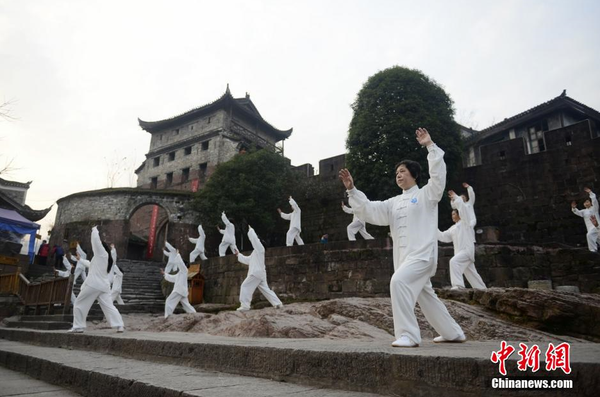 2月6日清晨，湖南鳳凰縣太極協(xié)會(huì)的太極拳愛好者們?cè)邙P凰古城的沱江邊打起了太極，以此迎接即將到來(lái)的春節(jié)，呼吁大家健康養(yǎng)生。 楊華峰 攝5