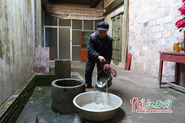 alt=老人每天早上起來后，就開始打水、洗臉、點油燈、抹神案······