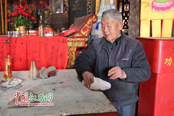 alt=老人每天早上起來后，就開始打水、洗臉、點油燈、抹神案······